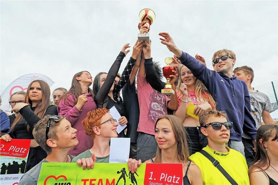 Wie der AWO-Team-Cup in Freiberg Berufsorientierung und Sport verbindet - Die Sieger der Montessori-Schule recken sich nach dem großen Wanderpokal.