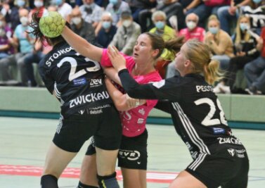 Wie der BSV einen Schritt zurück macht, um nach vorn zu kommen - Toreschießen war gegen Zwickau zuletzt nicht nur für Metzingens Marte Juuhl Svensson (M.) ein hartes Stück Arbeit. Simona Stojkovska (l.) und Alisa Pester (r.) ließen mit dem BSV zweimal nur 22 Gegentreffer zu. 