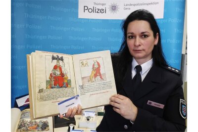 Wie der Bücher-Betrug gutgläubige Rentner in den Ruin treibt - Polizeihauptkommissarin Katja Ridder mit einem Faksimile-Buch, das Polizeibeamte im Februar neben Bargeld und Sachwerten beschlagnahmt haben.