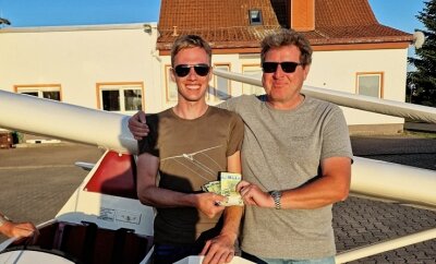 Wie der Chef eine Wette verlor und ein "Baby" bis Weiden flog - Frank Hackl (rechts) löst sein Versprechen ein: 500 Euro gibt es für den Piloten Jens Döring. Beruflich repariert er große Frachtflugzeuge in Dresden.