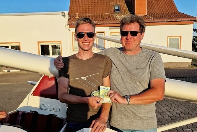 Wie der Chef eine Wette verlor und ein "Baby" bis Weiden flog - Frank Hackl (rechts) löst sein Versprechen ein: 500 Euro gibt es für den Piloten Jens Döring. Beruflich repariert er große Frachtflugzeuge in Dresden.