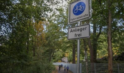Wie der Chemnitztalradweg weitergeht - Als Fahrradstraße ist der Chemnitztalradweg zwischen Markersdorf und Diethensdorf jetzt ausgewiesen worden. Grundstücksbesitzer in der Interessengemeinschaft Naherholung dürfen als Anlieger passieren. 