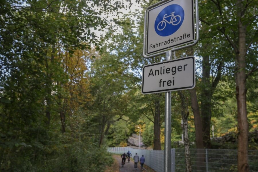 Wie der Chemnitztalradweg weitergeht - Als Fahrradstraße ist der Chemnitztalradweg zwischen Markersdorf und Diethensdorf jetzt ausgewiesen worden. Grundstücksbesitzer in der Interessengemeinschaft Naherholung dürfen als Anlieger passieren. 