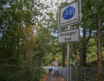 Wie der Chemnitztalradweg weitergeht - Als Fahrradstraße ist der Chemnitztalradweg zwischen Markersdorf und Diethensdorf jetzt ausgewiesen worden. Grundstücksbesitzer in der Interessengemeinschaft Naherholung dürfen als Anlieger passieren. 