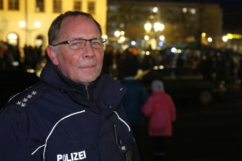 Wie der Einsatzleiter der Polizei die Coronaproteste erlebt - Einsatzleiter Kai-Uwe Mittmann auf dem Hauptmarkt. Er kennt die führenden Köpfe unter den Demonstranten gut.