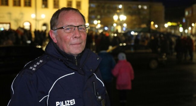 Einsatzleiter Kai-Uwe Mittmann auf dem Hauptmarkt. Er kennt die führenden Köpfe unter den Demonstranten gut.