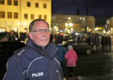 Wie der Einsatzleiter der Polizei die Coronaproteste in Zwickau erlebt - Einsatzleiter Kai-Uwe Mittmann auf dem Hauptmarkt. Er kennt die führenden Köpfe unter den Demonstranten gut.