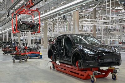 Wie der Erfolg von Tesla den VW-Konzern herausfordert - Ein im Bau befindlicher Tesla Model Y steht in einer Produktionshalle der Tesla Gigafactory in Grünheide. Noch befindet sich das Werk in der Vorserienphase. Doch ab Ende dieses Jahres sollen die ersten Fahrzeuge vom Band rollen. 