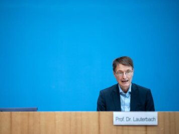 Wie der Gesundheitsminister den Impfstoffmangel beheben will -            Karl Lauterbach war 2021 Dauergast in den Talkshows.