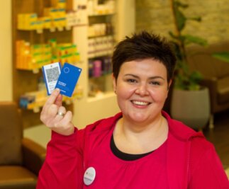 Wie der Impfnachweis im Scheckkartenformat ankommt - Vorne blau, hinten der QR-Code: Isabelle Täschner von der Plauener Apotheke am Löwel-Platz zeigt, wie die Immunkarte aussieht. 