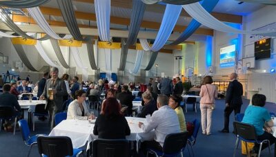Wie der Landrat ins Goldene Buch der Stadt kam - Mehr als 300 Gäste feierten am Freitag beim Sommerfest Mittweida 2022 in der Sporthalle am Schwanenteich.