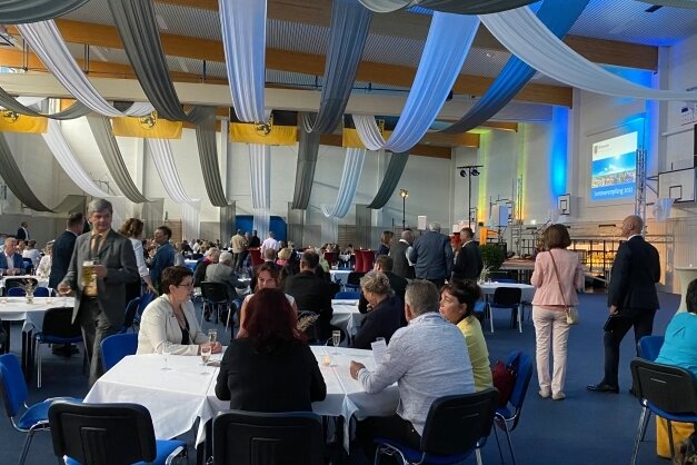 Mehr als 300 Gäste feierten am Freitag beim Sommerfest Mittweida 2022 in der Sporthalle am Schwanenteich.