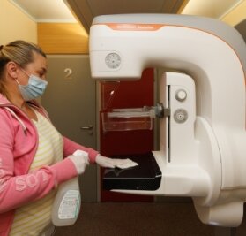 Wie der Mammomat das  Leben von Frauen retten kann - Herzstück: der Mammomat. Radiologieassistentin Nicole Strunz reinigt das Gerät.