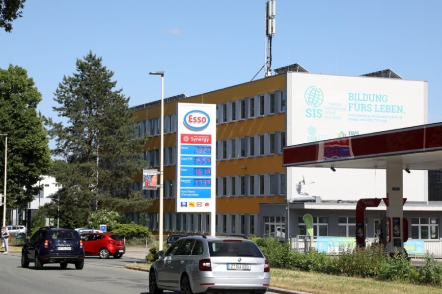 Wie der Mobilfunk-Ausbau vorankommt - Die Anzahl der 5G-Mobilfunkantennen im Landkreis Zwickau wächst. Einer der Standorte des Netzbetreibers Vodafone befindet sich auf diesem Gebäude an der Auestraße in Glauchau. 