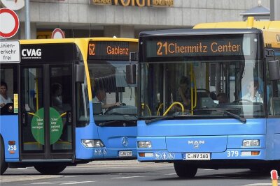 Wie der Nahverkehr in Chemnitz sauberer werden soll - Aktuell befinden sich 85 Busse im Fahrzeugbestand der CVAG, fast alle mit herkömmlichem Dieselantrieb. Während das Unternehmen die Anschaffung von 30Erd- bzw. Biogasfahrzeugen plant, wird erwartet, dass ein Gutachten langfristig andere alternative Antriebe empfiehlt. 