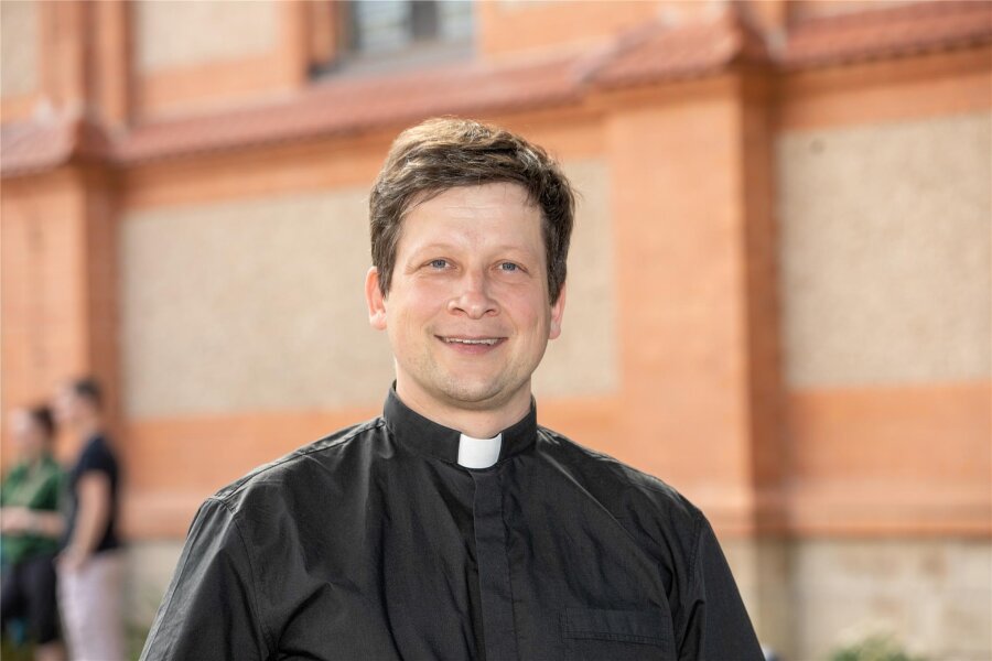 Wie der neue katholische Chef-Pfarrer im Vogtland übers Zölibat denkt: „Meine Entscheidung ist durch“ - Der 43-jährige Pfarrer Martin Kochalski ist nach Plauen umgezogen. Am Sonntag tritt er die neue Stelle an.