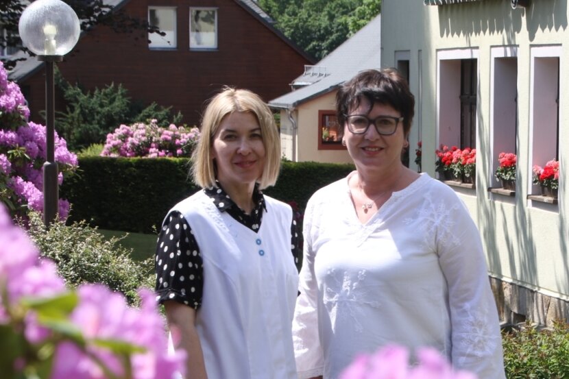 Wie der Neustart einer Ukrainerin einer Hotelchefin hilft - Yaroslava Sereda (links) hat eine Arbeit als Reinigungskraft im Ferienhotel Augustusburg gefunden. Chefin Ute Dathe ist froh über die neue Kraft. 