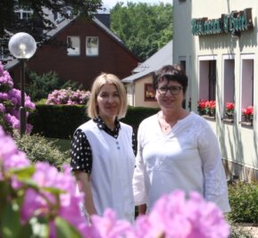 Wie der Neustart einer Ukrainerin einer Hotelchefin hilft - Yaroslava Sereda (links) hat eine Arbeit als Reinigungskraft im Ferienhotel Augustusburg gefunden. Chefin Ute Dathe ist froh über die neue Kraft. 