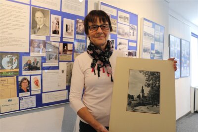 Wie der Pausaer Heimatverein zu einer Ausstellung historischer Fotos über die Stadt kam - Ute Arnold mit einer Aufnahme von der Kirche Ebersgrün. Sie hat die Ausstellung erstellt.