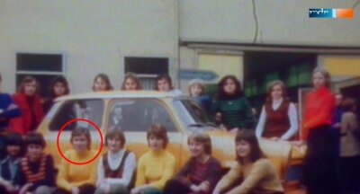 Wie der Trabi-Rekord-Versuch zum Bund fürs Leben führte - Diese 17 Personen fanden vor 45 Jahren im Trabant Platz. Eingekreist ist die damals 17-jährige Michaela Lorenz.