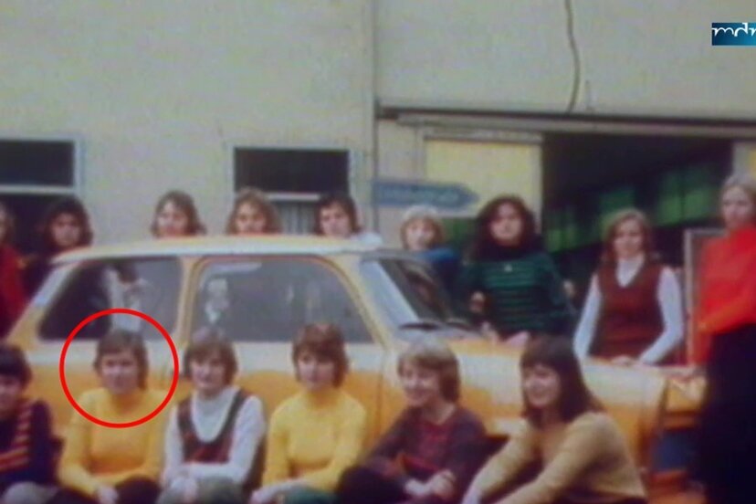 Wie der Trabi-Rekord-Versuch zum Bund fürs Leben führte - Diese 17 Personen fanden vor 45 Jahren im Trabant Platz. Eingekreist ist die damals 17-jährige Michaela Lorenz.