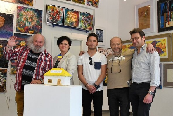 Slava Potiyevsky, Olena Potiewska, Daniel Gusev, Boris Ostrovskyy und Ilja Kogan (von links) gehören zum Verein Beseder. Mit der symbolischen Sparbüchse werden Spenden für ukrainische Flüchtlinge gesammelt.