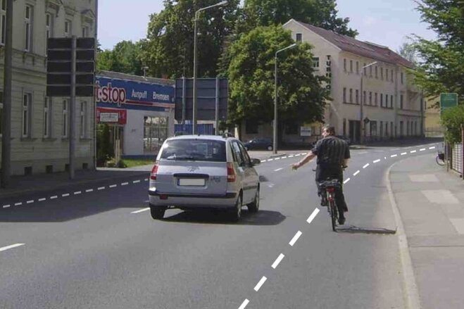 
              <p class="artikelinhalt">Eine der Ideen: gestrichelte Linien entlang der Chemnitzer Straße. Sie könnten für die Radfahrer eine Schutzzone ausweisen.</p>
            