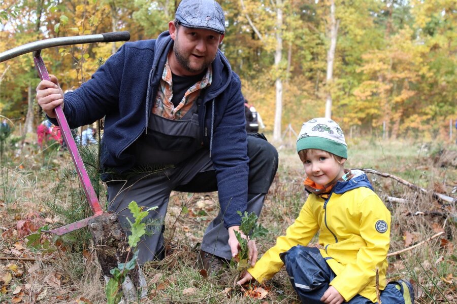 Wie der Zwickauer Wald in vier Tagen um 15.000 Bäume wächst - Florian Mehlig und sein Sohn Ferdinand waren am Sonntag fleißig mit dabei, kleine Eichen zu pflanzen. Dazu haben sie eine besondere Schaufel bekommen: den sogenannten Göttinger Fahrradlenker.