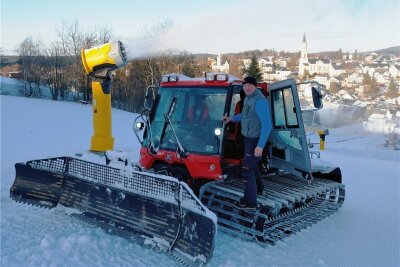 Wie die 2G-Regel in der Skiarena in Eibenstock funktionieren soll - Mit Schneekanonen und Pistenraupe hat Betreiber Stefan Uhlmann den Abfahrtshang in Eibenstock für den Saisonstart am Freitag bestens präpariert. Ab 9 Uhr ist in der der Skiarena Liftbetrieb. 