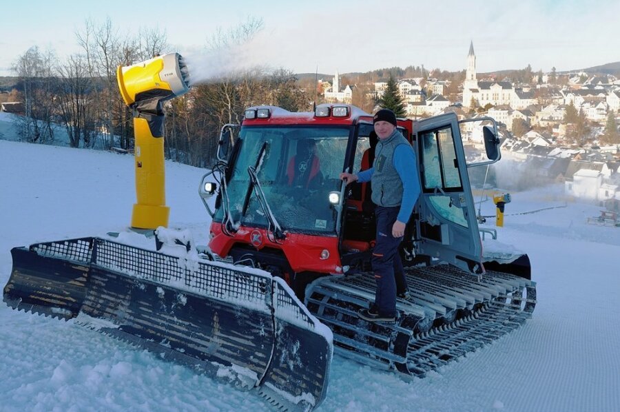 Mit Schneekanonen und Pistenraupe hat Betreiber Stefan Uhlmann den Abfahrtshang in Eibenstock für den Saisonstart am Freitag bestens präpariert. Ab 9 Uhr ist in der der Skiarena Liftbetrieb. 