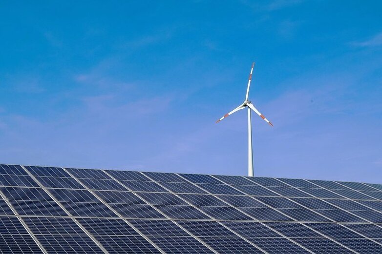 Der Anteil von erneuerbaren Energien wie Photovoltaik und Windkraft an der Stromerzeugung ist im ersten Halbjahr 2022 auf 49 Prozent gestiegen. 