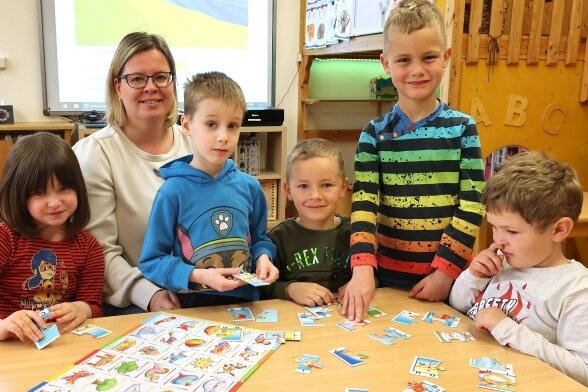 Wie die Betreuung für Ukraine-Kinder funktionieren soll - Kita-Leiterin Nadja Leuschner probiert im Meeraner "Spatzennest" bereits Spiele aus, die ohne Sprachbarrieren funktionieren. 