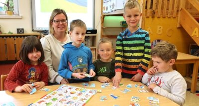 Wie die Betreuung für Ukraine-Kinder funktionieren soll - Kita-Leiterin Nadja Leuschner probiert im Meeraner "Spatzennest" bereits Spiele aus, die ohne Sprachbarrieren funktionieren. 
