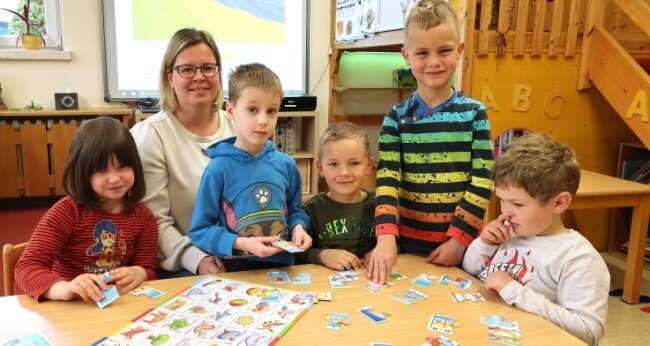 Wie die Betreuung für Ukraine-Kinder im Zwickauer Landkreis funktionieren soll - Kita-Leiterin Nadja Leuschner probiert im Meeraner "Spatzennest" bereits Spiele aus, die ohne Sprachbarrieren funktionieren. 