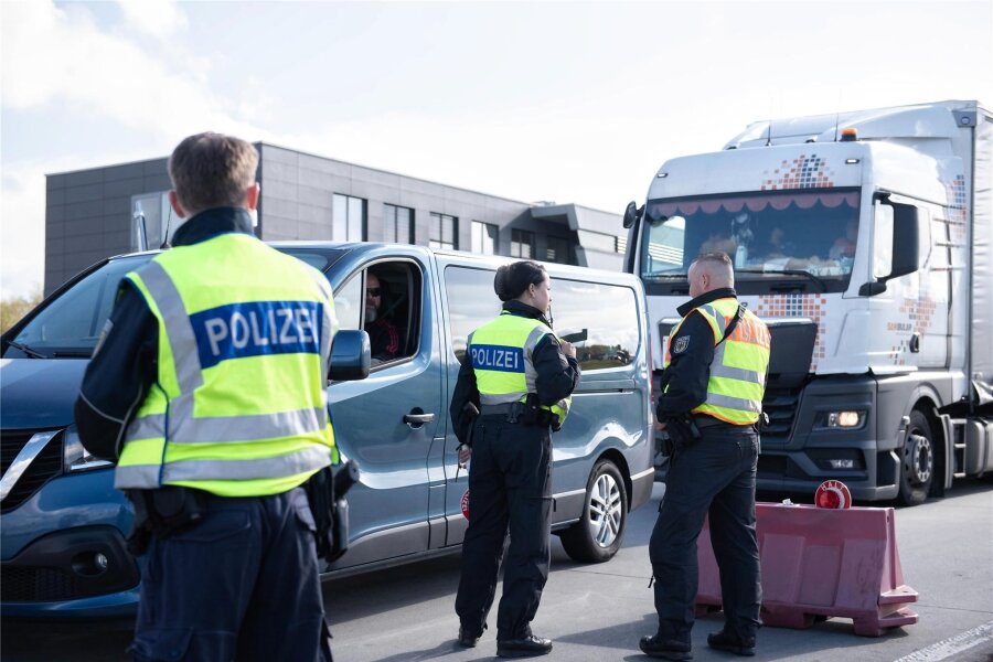 Wie die Bundespolizei jetzt die sächsische Grenze zu Tschechien kontrolliert - Auf dem Rastplatz vor der Bundespolizeiinspektion Breitenau wird der gesamte Verkehr von der Autobahn 17 von Beamten kontrolliert.