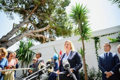 Wie die Bundesregierung Migration besser steuern will - Bundesinnenministerin Nancy Faeser (Mitte) und und ihr französischer Amtskollege Gérald Darmanin (rechts) äußern sich nach ihren Gesprächen mit der tunesischen Regierung über ihre Beratungen über Migration in der Hauptstadt Tunis. 