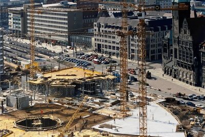 Wie die Chemnitzer Innenstadt geplant wurde - eine Geschichte mit Erfolgen und Irrwegen - Die Aufnahme vom April 1999 zeigt die Baustelle des Einkaufszentrums Galerie Roter Turm. Hinten links ist die Zentralhaltestelle in ihrer früheren Form zu erkennen. Dass Besucher dort des Öfteren fragten, wie sie ins Zentrum kommen, war kein Witz, sondern Realität. 