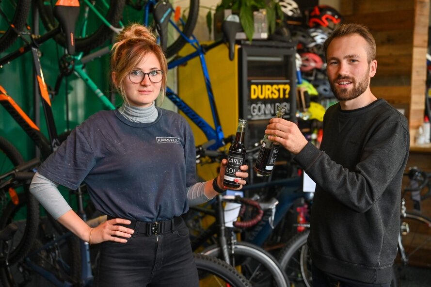 Die jungen Erfinder der "Karls Kola" Luise Günther und Jakob Weiß in ihrem Geschäft Radstop an der Michaelstraße, in dem Fahrräder verkauft und repariert werden.