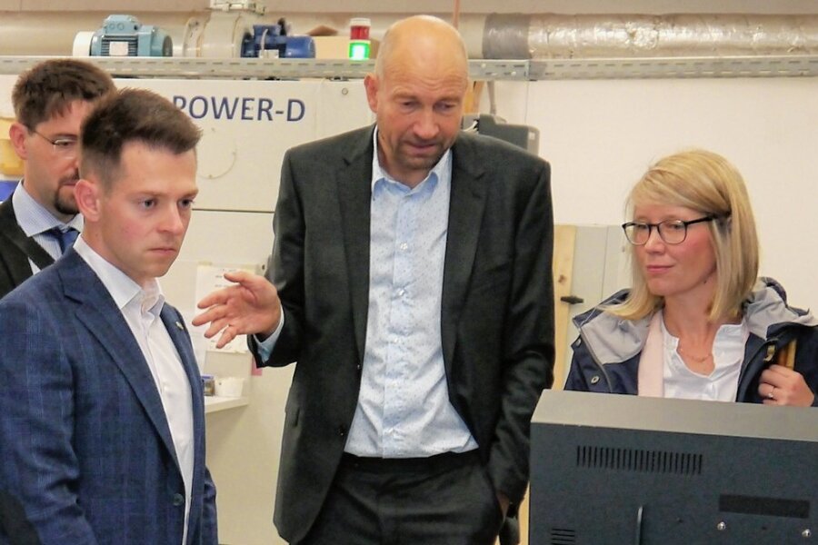 Wie die Energiekrise die Industrie in Frankenberg trifft - Abgeordneter Philipp Hartewig, Geschäftsführer Justus Rau und IHK-Chefin Cindy Krause (vorn v. r.) an einer Digitaldruckmaschine der Firma Innotex.