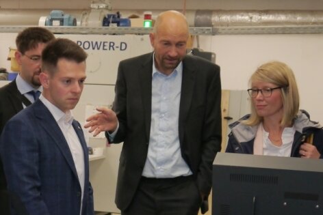 Wie die Energiekrise die Industrie trifft - Abgeordneter Philipp Hartewig, Geschäftsführer Justus Rau und IHK-Chefin Cindy Krause (vorn v.l.n.r.) an einer Digitaldruckmaschine der Firma Innotex.