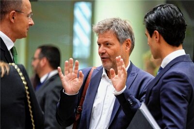 Wie die EU die Energiepreise in den Griff bekommen will - "Sparen, sparen, sparen" - Bundeswirtschaftsminister Robert Habeck (Mitte) im Gespräch mit dem ungarischen Außenminister Peter Szijjarto (links) und dem niederländischen Energieminister Rob Jetten. 