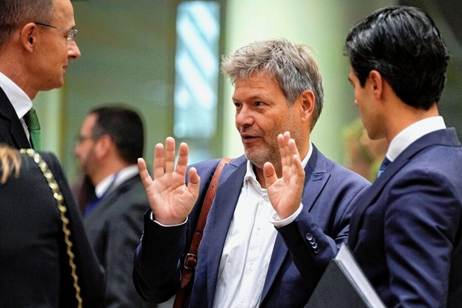 "Sparen, sparen, sparen" - Bundeswirtschaftsminister Robert Habeck (Mitte) im Gespräch mit dem ungarischen Außenminister Peter Szijjarto (links) und dem niederländischen Energieminister Rob Jetten. 