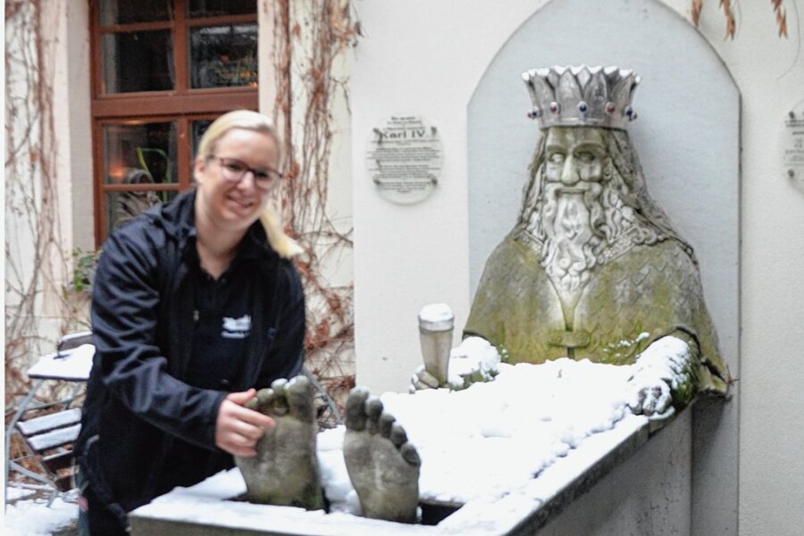 Wie die Freiberger "Stadtwirtschaft" zum Thema einer Quizshow von Kai Pflaume wurde - Helena Bley kommt aus Hradec Králové/Königgrätz in Tschechien und arbeitet in der Stadtwirtschaft in Freiberg. Sie beobachtet oft, wie Gäste im Biergarten der Statue von Kaiser Karl IV die nackten Füße kitzeln. 