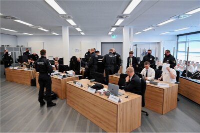 Wie die Juwelen zurückkamen: Bringt Gerichtstermin Klarheit? - Ein Bild von einem Verhandlungstag im vorigen Jahr: Die Angeklagten - insgesamt sind es sechs Männer zwischen 23 und 29 Jahren - sitzen im Gerichtssaal in Dresden neben ihren Anwälten. 