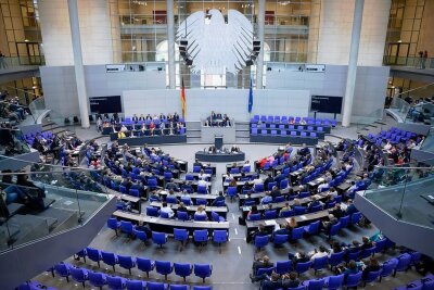 Wie die Koalition den Bundestag verkleinern will - Im Bundestag sitzen in dieser Legislaturperiode 736 Abgeordnete - eigentlich sollten es nur 598 sein. 