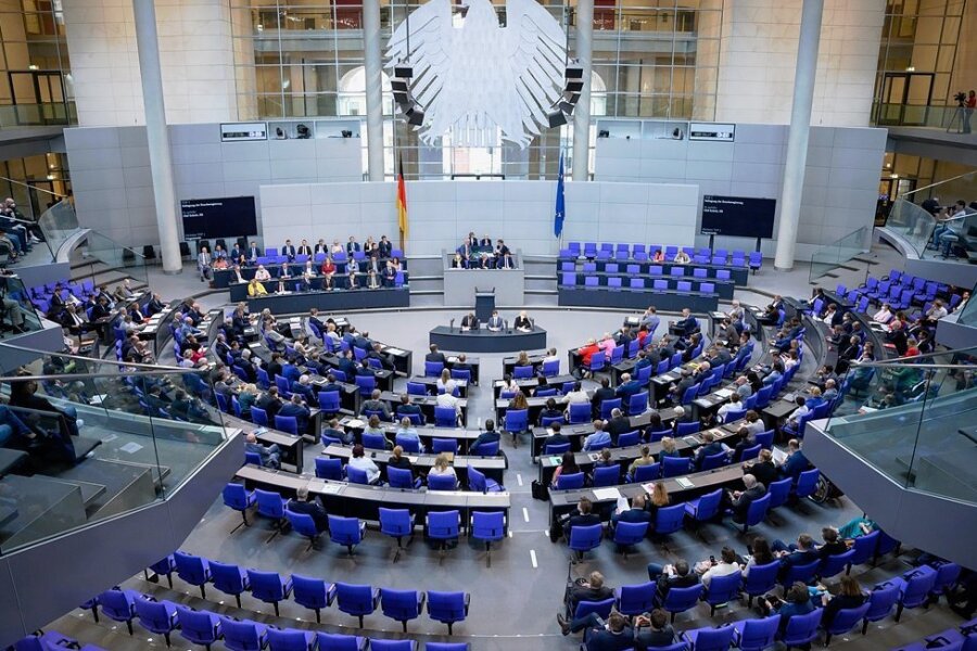 Wie die Koalition den Bundestag verkleinern will - Im Bundestag sitzen in dieser Legislaturperiode 736 Abgeordnete - eigentlich sollten es nur 598 sein. 
