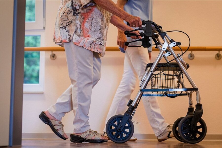 Rund 1,2 Beschäftige arbeiten in der Altenpflege. Schon lange ist klar, dass sie besser bezahlt werden sollen, aber wie?