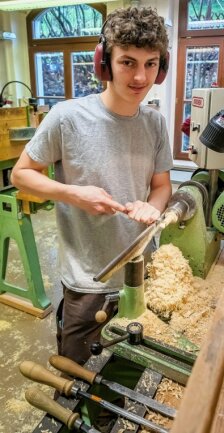 Wie die Lehrlinge in Seiffen arbeiten - Toni Lenk (18) aus Cranzahl stellt an der Drechselbank einen Laubbaum aus Lindenholz her. Er ist im zweiten Lehrjahr. 