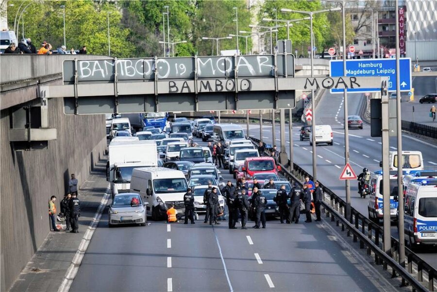 Wie die Letzte Generation den Verkehr und die Wut aufstaut - Aktivisten der Gruppierung Letzte Generation blockieren die Autobahn 100 in Berlin. 