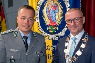 Wie die Marienberger Jäger zu ihrem Namen kamen - Oberbürgermeister André Heinrich überreicht Oberstleutnant Thomas Spranger die Auszeichnung. 